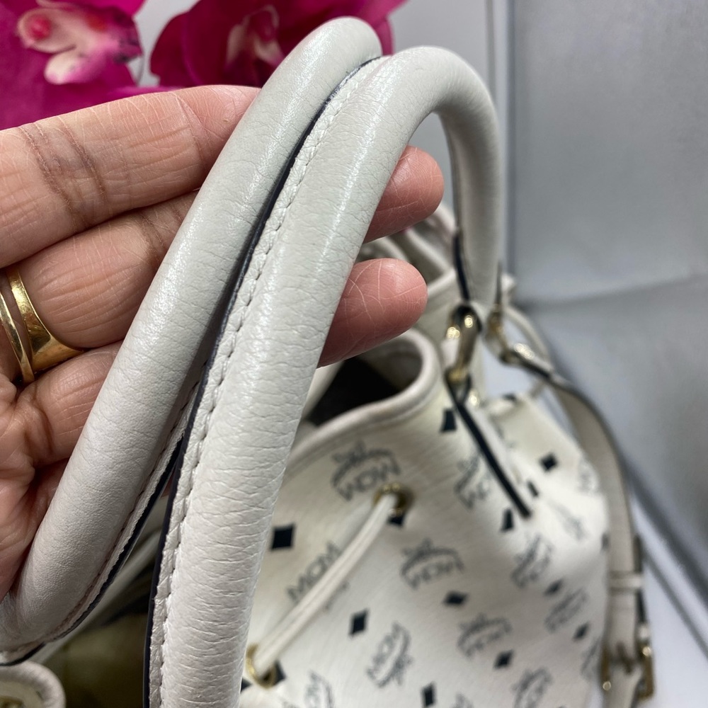 Auth MCM Visetos White Drawstring Bucket Two way bag. - Picture 4 of 16